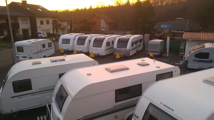 Stellplatzgelände von CARA-VANS mit Wohnwagen im Abendlicht