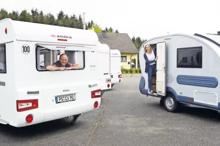 Katrin und Michael Franke in ihren Wohnwagen